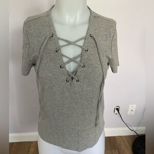 T-shirt with open front and drawstrings 🩶